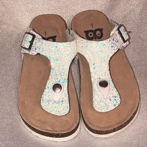 HOO Toe-Thong Sandals
